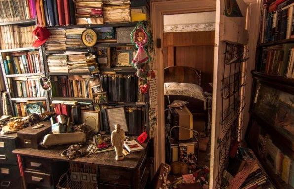 Куплю книги, значки, марки, награды, картины, иконы, рог носорога.